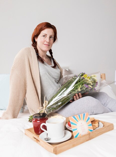 Low Angle Frau zu Hause am Muttertag überrascht