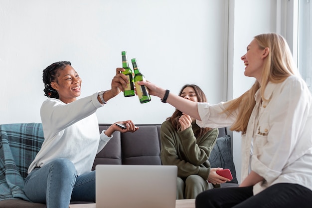 Low Angle Frauen zu Hause Toasten