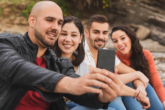 Low Angle Freunde nehmen Selfie