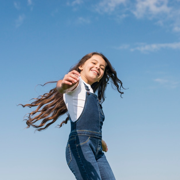 Low Angle Girl mit langen Haaren