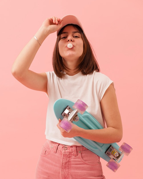 Low Angle Girl mit Skateboard