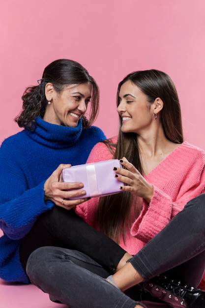 Low Angle Girl überraschende Mutter mit Geschenk