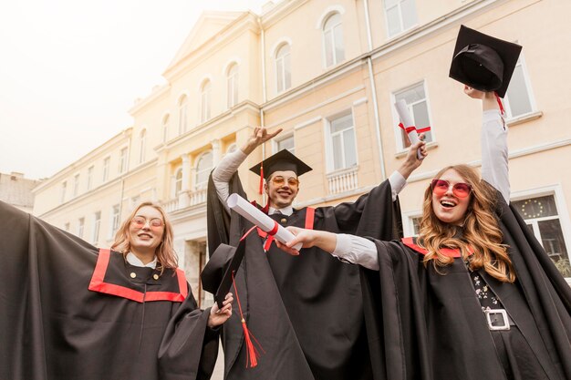 Low Angle glückliche Schüler