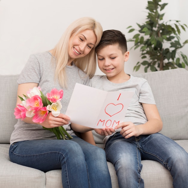 Kostenloses Foto low angle jungen und mutter lesekarte