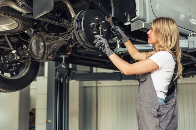 Low angle mechanische Frau arbeiten