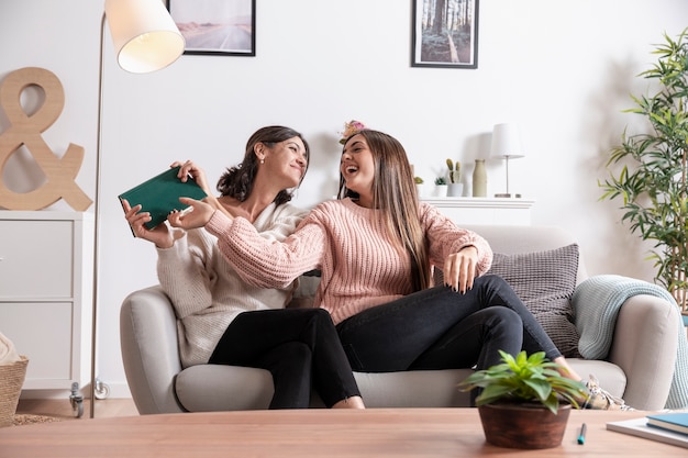 Low Angle Mutter und Tochter zu Hause