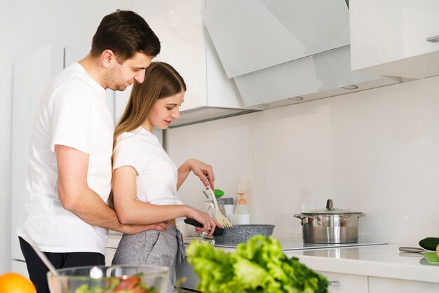 Kostenloses Foto low angle paar kochen