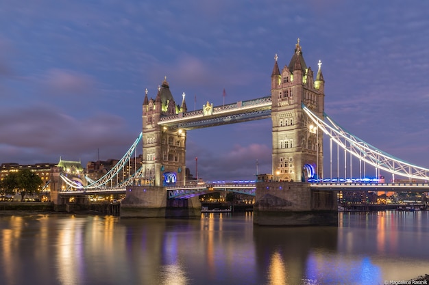 Low Angle Shot der berühmten historischen Tower Bridge in London während der Abendzeit