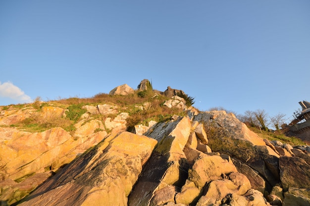 Low Angle Shot der schönen Felsen in Le Mont Saint-Michel in Frankreich gefangen