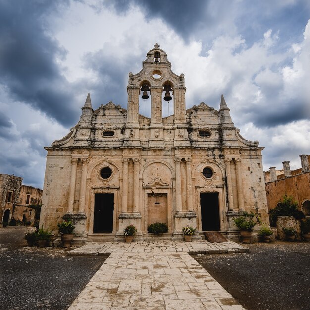 Low Angle Shot des Klosters Arkadi in Griechenland unter einem bewölkten Himmel