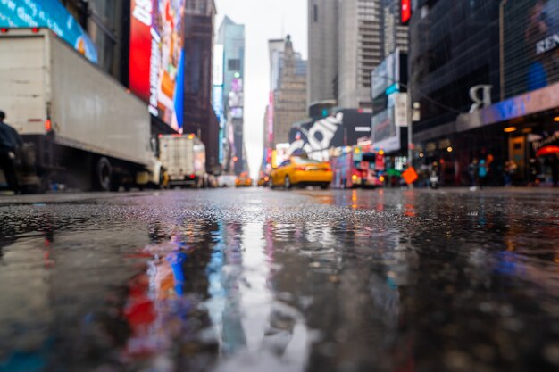 Low Angle Shot des Times Square in New York, USA