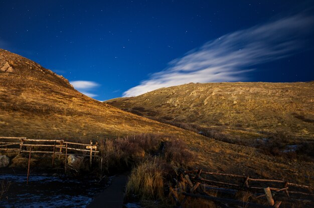 Low Angle Shot einer atemberaubenden Gebirgslandschaft unter dem klaren Himmel in Utah