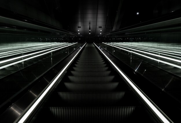 Low Angle Shot einer Rolltreppe in einer U-Bahnstation in Vijzelgracht, Niederlande