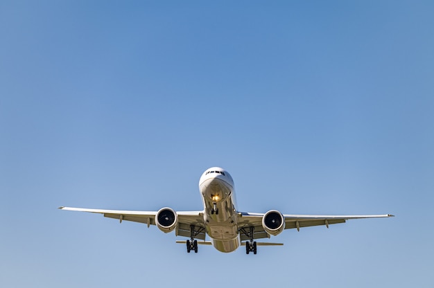 Low Angle Shot eines Flugzeugs, das tagsüber näher fliegt