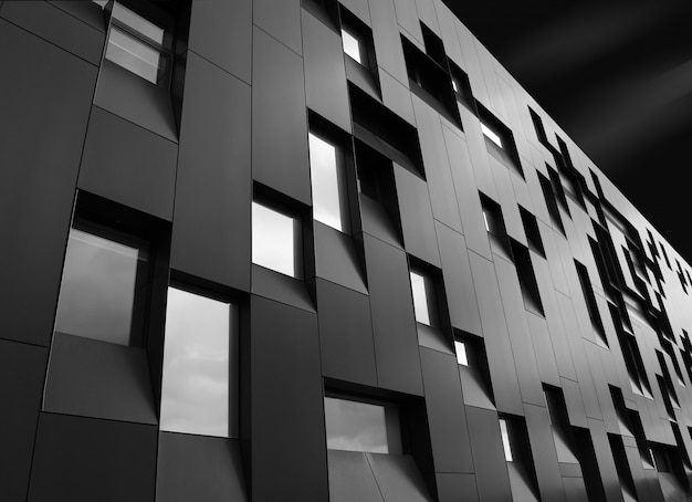 Low Angle Shot eines kreativen modernen Gebäudes mit herausragenden architektonischen Wendungen