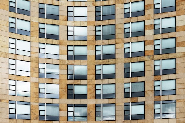 Low Angle Shot eines modernen braunen Gebäudes mit kreativ geformten Fenstern