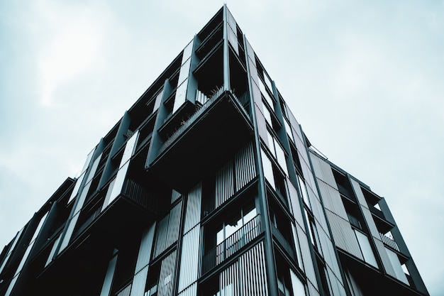 Low Angle Shot eines modernen Gebäudes mit Glasfenstern