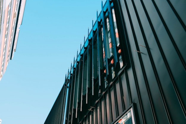 Low Angle Shot eines modernen Gebäudes mit kreativen architektonischen Wendungen