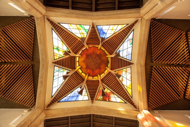 Low Angle Shot eines modernen Glasfensters in der Kathedrale von Sheffieldf