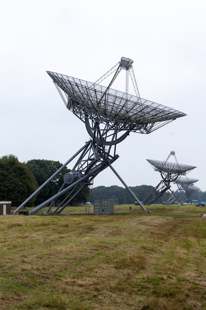 Kostenloses Foto low angle shot eines radioteleskops in der nähe von westerbork in den niederlanden