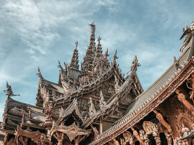 Low Angle Shot eines wunderschönen Heiligtums der Wahrheit in Pattaya, Thailand