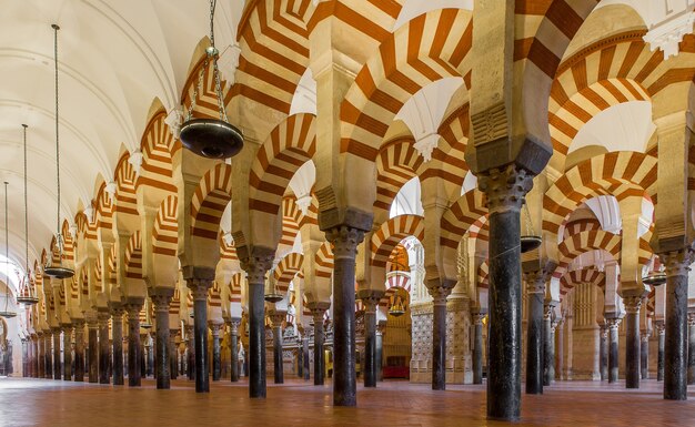 Low Angle Shot von gemusterten Säulen in einer majestätischen Kathedrale in Spanien