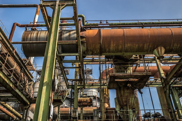 Low Angle Shot von Metallstrukturen und Rohren mit klarem Himmel