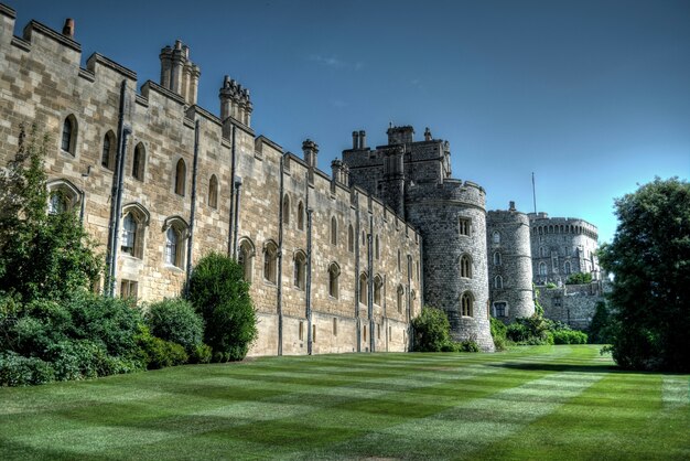 Low Angle Shot von St. George's Chapel in der Mitte eines Parks in Windsor, UK