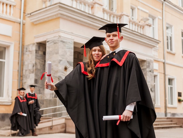 Kostenloses Foto low angle studenten mit diplom