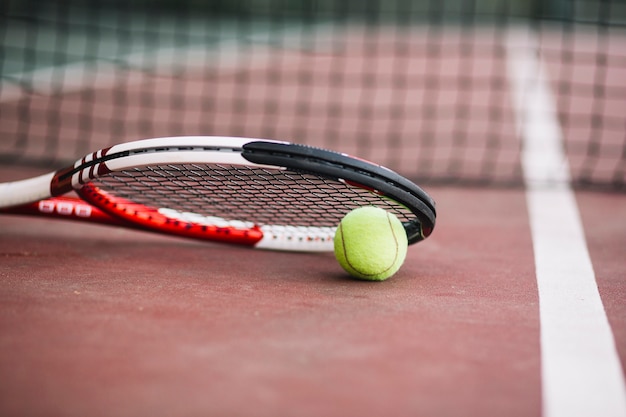 Low Angle Tennisschläger mit Ball neben