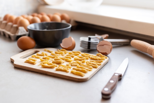 Low Angle View Pasta mit Eiern