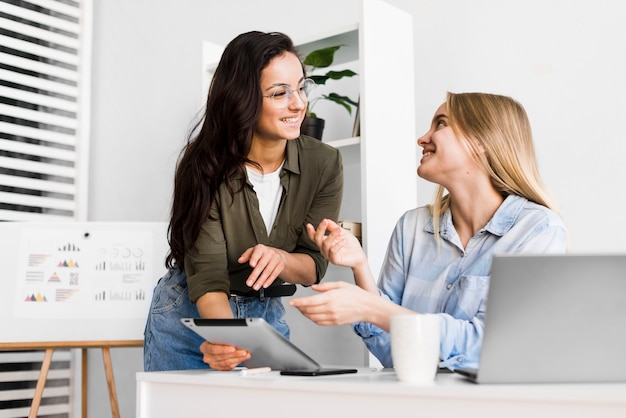 Kostenloses Foto low angle womens bei der büroarbeit