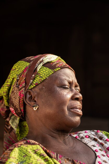 Ältere afrikanische Frau im Freien