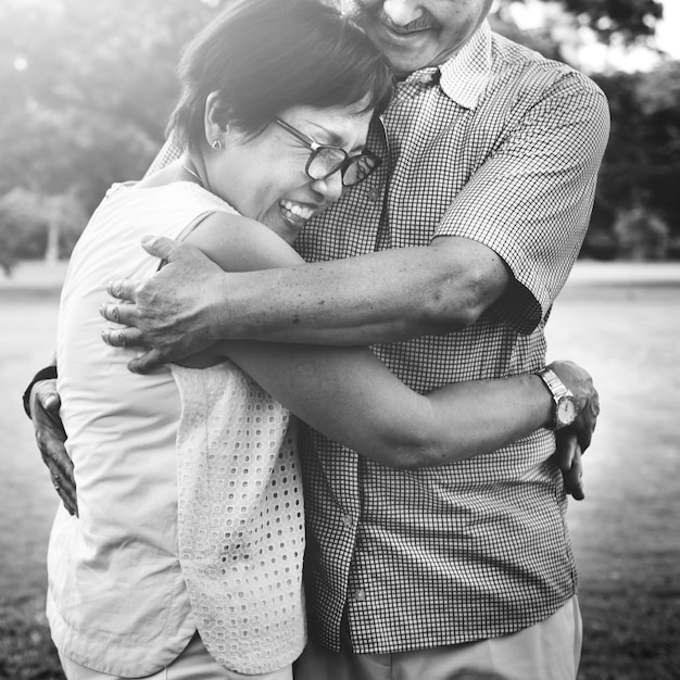 Ältere asiatische Paare, die sich umarmen