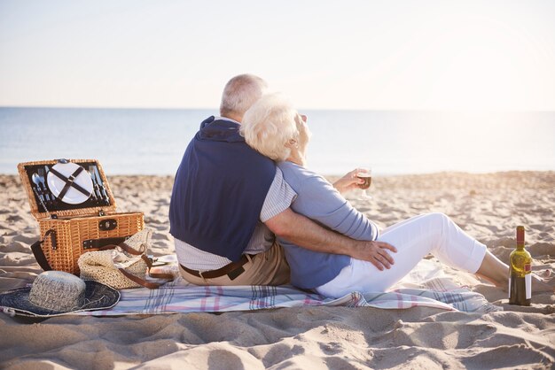 Ältere Ehe mit guten Morgen am Strand