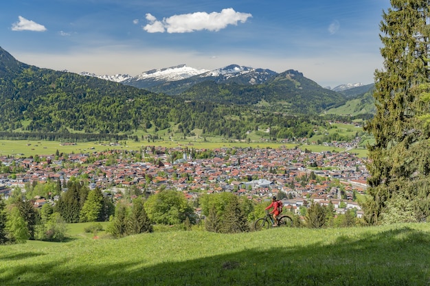 Ältere Frau auf elektrischem Mountainbike in den Alpen