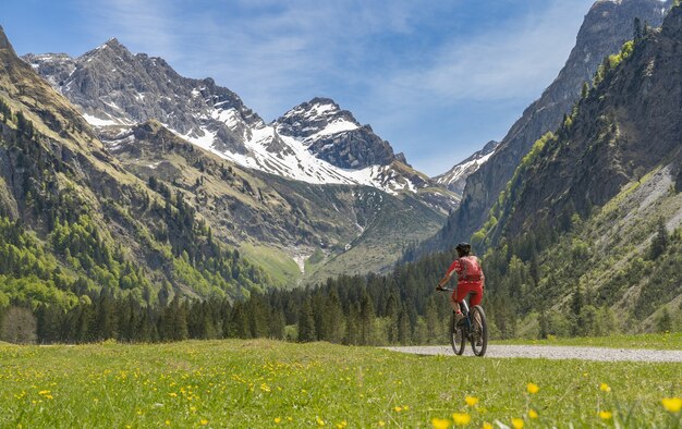 Ältere Frau auf elektrischem Mountainbike