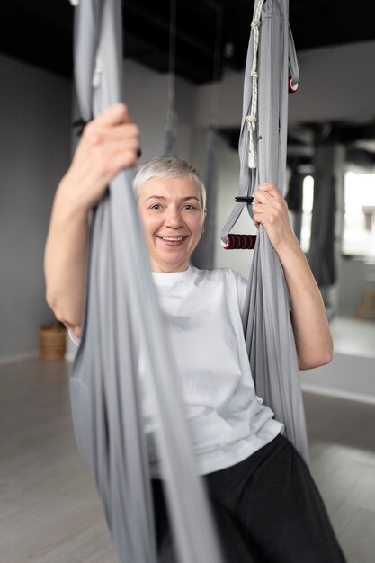 Ältere Frau beim Aufwärmen im Fitnessstudio