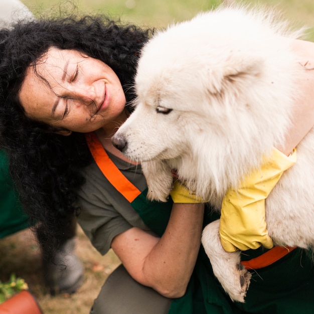 Ältere Frau der Nahaufnahme mit ihrem Hund