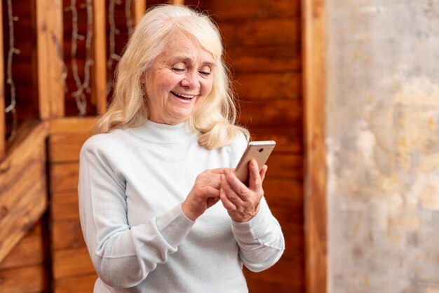 Ältere Frau des hohen Winkels, die Mobile verwendet