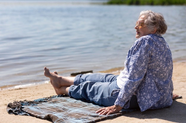 Ältere Frau, die allein im Sommer reist