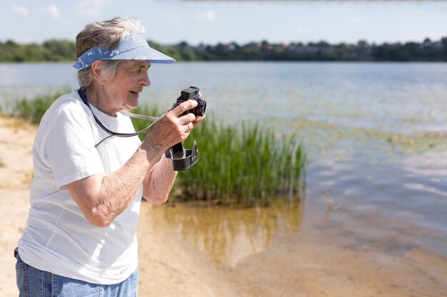 Ältere Frau, die allein im Sommer reist