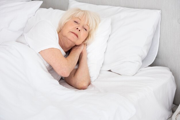 Ältere Frau, die in ihrem Bett schläft