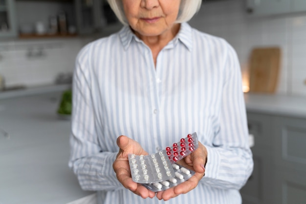 Ältere Frau, die mit Alzheimer konfrontiert ist