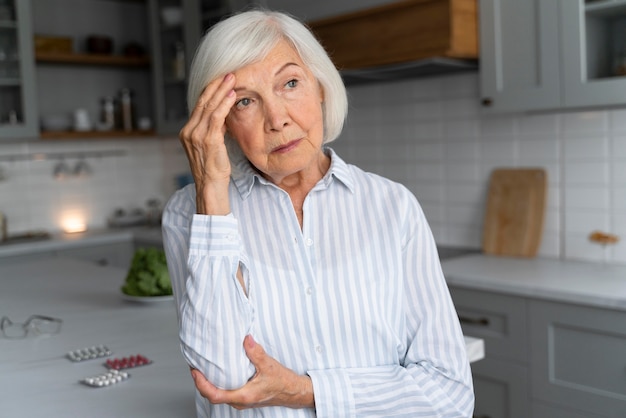 Ältere Frau, die mit Alzheimer konfrontiert ist