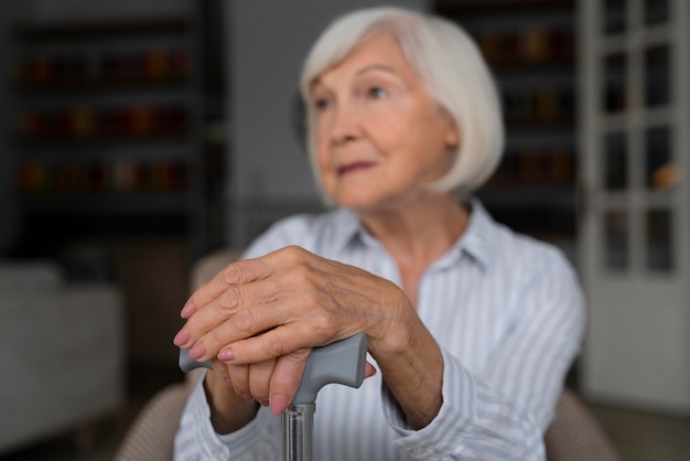 Ältere Frau, die mit Alzheimer konfrontiert ist