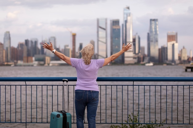 Ältere Frau, die rund um die Welt reist