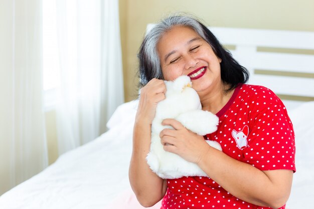 Ältere Frau glücklich mit Teddybären