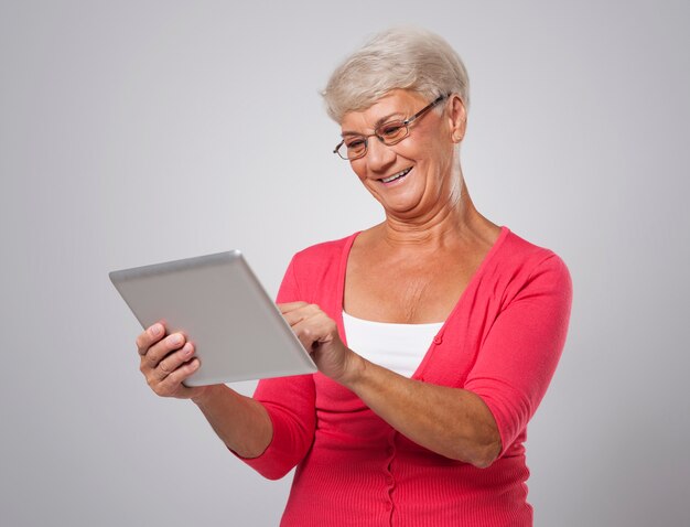 Ältere Frau hält sich mit neuen Technologien auf dem Laufenden