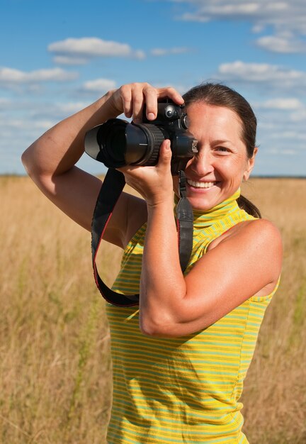 Ältere Frau mit Fotokamera